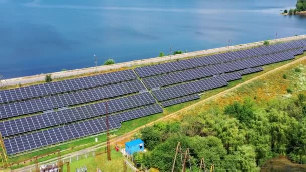Solar Energy Farm Sea Water Background Blue Photovoltaic Panels Get — Stock Video