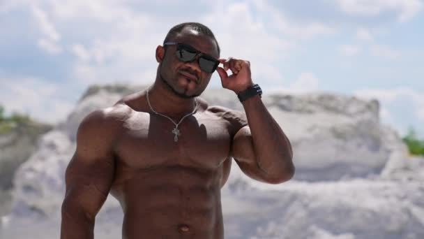 Der Nackte Afroamerikanische Mann Lächelt Die Kamera Starker Hemdsloser Bodybuilder — Stockvideo