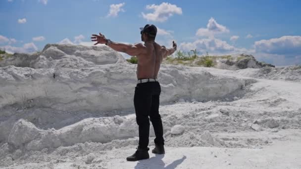 Μυώδης Σκουρόχρωμος Άντρας Χωρίς Πουκάμισο Στέκεται Στο Λευκό Λόφο Shirtless — Αρχείο Βίντεο
