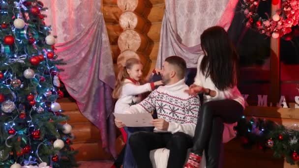 Familie Kerstavond Vrolijke Ouders Hun Dochter Brengen Tijd Samen Door — Stockvideo