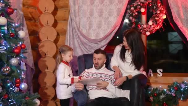 Gelukkige Ouders Dochter Thuis Met Kerstmis Klein Meisje Tonen Haar — Stockvideo