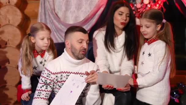 Portret Szczęśliwej Rodziny Domu Rodzice Ich Córki Świątecznych Swetrach Mają — Wideo stockowe