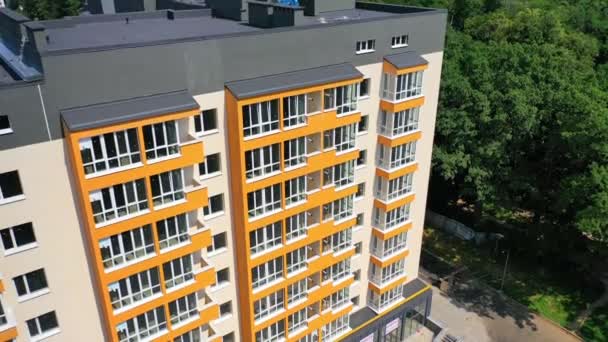Modern Irodaház Városban Külső Egy Apartman Épület Színes Falak Nagy — Stock videók