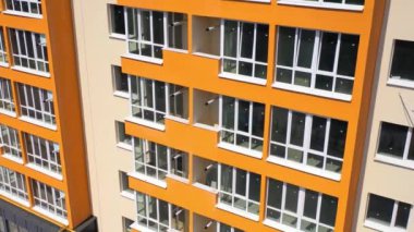 Renkli duvarları olan yeni apartmanlar. Geniş pencereli çağdaş yüksek binalar. Şehrin sakinleri için çok katlı bir ev..