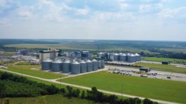 Kırsal kesimdeki modern ambar. Kırsal alanda büyük metal asansörleri olan tahıl kurutma kompleksi. Ticari tohum siloları sahada. Tahıl terminalleri. Hava görünümü.