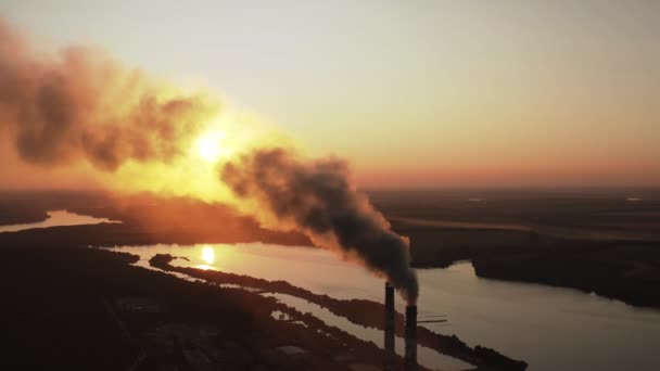 Brudny Dym Kominów Przemysłowych Zachodzie Słońca Ciemne Opary Chemiczne Uwalniane — Wideo stockowe