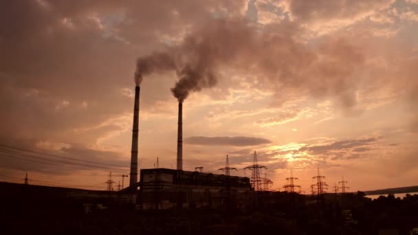 川の近くの有害な工業地帯 パイプを吸う発電所は大気を汚染する 日没時の発電所や工場 産業地区について 夜空に対する煙管 — ストック動画