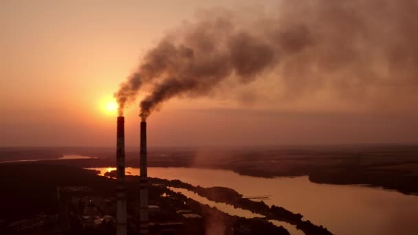 Niebezpieczne Opary Przemysłu Zanieczyszczają Powietrze Szkodliwa Fabryka Fajkami Przy Rzece — Wideo stockowe