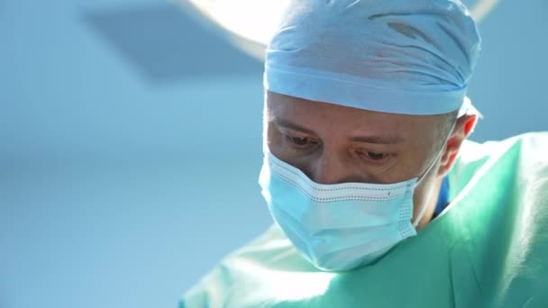 Ritratto Chirurgo Plastico Maschera Medica Viso Del Medico Durante Funzionamento — Video Stock