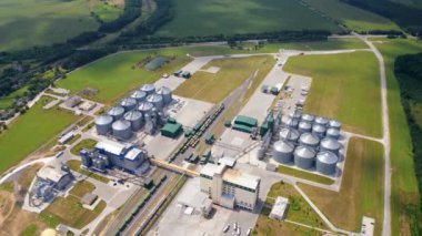 Modern tarım kompleksi sahada. Ekin depolamak için tahıl asansörleri. Depolama tankları olan büyük bir sanayi bölgesi. Raylı yük trenleri. Hava görünümü.