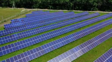 Parlak güneşte fotovoltaik güneş pilleri. Güneş panellerine sahip güçlü istasyon güneş ışığı yardımıyla elektrik akımı üretir. Drone enerji tasarrufu videosu çekiyor.