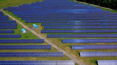 Güneş panelleri güneş ışığında çiftçilik yapar. Photovoltaik hücre panelleri devrede. Yenilenebilir alternatif yeşil enerji kavramı. Geleceğin teknolojisi. Hava görünümü.