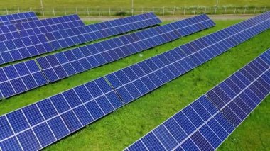 Yeşil alanda mavi güneşli bataryalar. Güneş 'ten temiz enerji almanın sürdürülebilir kaynağı. Güneş ışığı altında güneş panelleri. Koruma enerjisi.