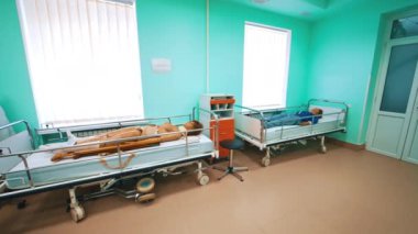 Tıbbi uygulamalar için insan mankenleri olan modern bir oda. Üniversitede tedavi görmek için yataklarda yatan kadın mankenlerle dolu bir tıp odası..