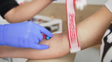 Küresel aşı kampanyası. Klinikte damardan ilaç enjekte edilen bir kadın. Profesyonel sağlık sigortası konsepti. Salgın hastalıkları önleme. Yakın plan..