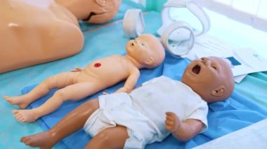 Tıbbi deneyimler için bebek bebekler. Tıp fakültesi öğrencileri için çalışma odasındaki masada duran plastik bebek modelleri. Yakın plan..