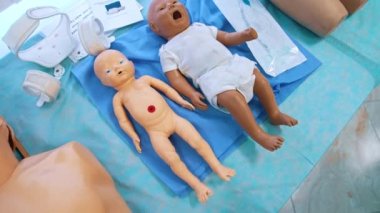 Tıbbi pratik için oyuncak bebekler. Tıp fakültesinde okuyan öğrenciler için masada çocuk mankenleri.