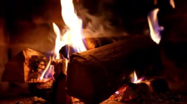 Yakacak odun yakma geçmişi. Şöminedeki ahşap odunlarda ateş ve duman. Kış mevsiminde şöminenin yanında sıcaklık ve rahatlama. Yakın plan..