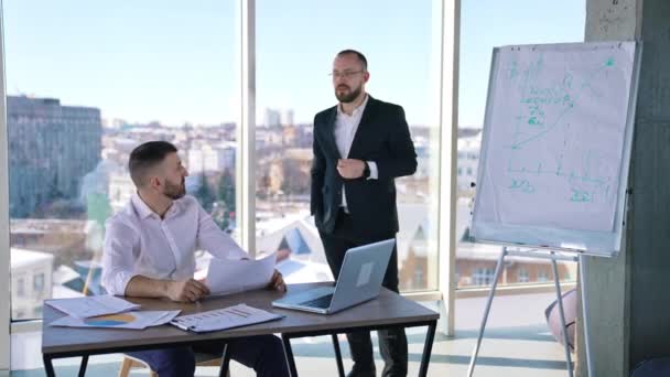Affärsmöte Kontorsrummet Manliga Entreprenörer Talar Nya Affärsplaner Kontoret Framgångsrika Medarbetare — Stockvideo
