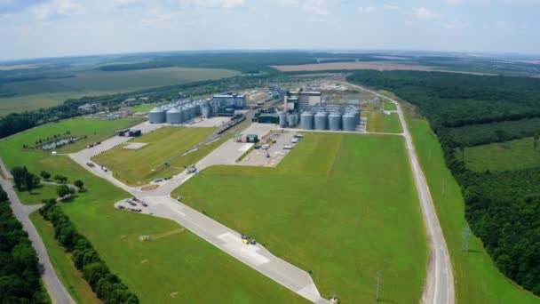Панорамний Вид Сучасну Фабрику Зеленому Фоні Природи Зернові Ліфти Полі — стокове відео