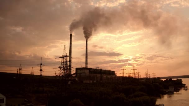 危険な産業は大気を汚染する 大きなパイプが付いている有害な工場は夕方に川の近くでひどく喫煙します エコロジカル災害 — ストック動画