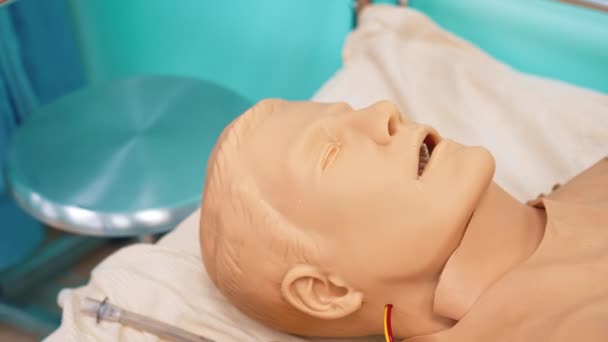 一个躺在病床上的男人的模型在大学的训练室里 带医疗设备的塑料假人进行练习 后续行动 — 图库视频影像