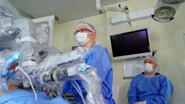 Robotyczna Operacja Ramion Lekarz Kontroluje Pracę Robota Nowoczesnej Sali Operacyjnej — Wideo stockowe