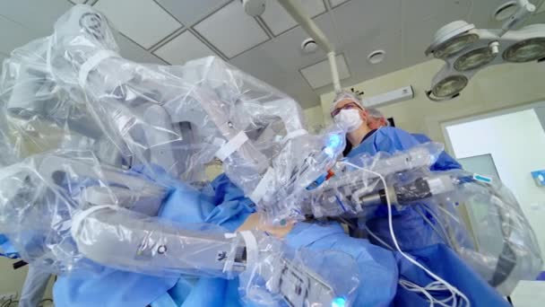 Σύγχρονος Ιατρικός Εξοπλισμός Στο Χειρουργείο Ρομποτικοί Βραχίονες Που Χειρουργούν Ασθενή — Αρχείο Βίντεο
