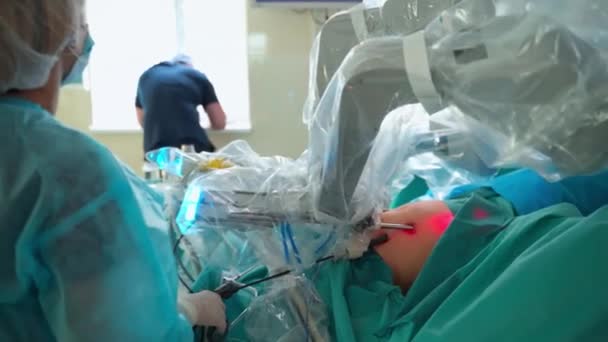 Operação Médica Envolvendo Robô Médicos Profissionais Realizam Uma Microcirurgia Usando — Vídeo de Stock