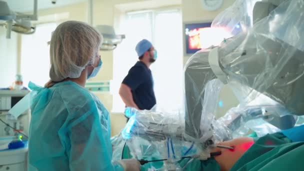 Roboterarm Bauch Des Patienten Während Der Operation Chirurg Beobachtet Robotergestützten — Stockvideo