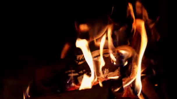 Pomarańczowy Płomień Kominku Czarnym Tle Drewniane Kłody Płomieniach Ognia Ciepły — Wideo stockowe