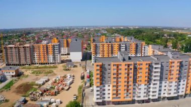 Şehirde yeni bir bölge. Konut amaçlı çağdaş binalar. Şehrin varoşlarındaki yüksek katlı evler. Hava görünümü.