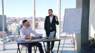 Yeni projeler planlayan iş ortakları. Zeki girişimciler şehirdeki ofis merkezlerinde iş konuşuyorlar..