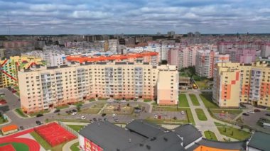 Şehirde yeni bir yerleşim yeri. Yeni bölge sakinleri için modern apartmanlar. Çağdaş mimarinin inşası. Hava Uçuşu.