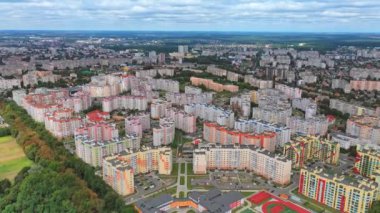 Modern şehir manzarası. Yeni bir bölgedeki renkli şehir binaları. Vatandaşlar için çok katlı daireler. Hava görünümü.