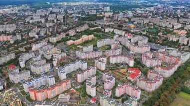 Çok katlı binaları olan çağdaş bir bölge. Modern tasarımın yeni apartmanları. Şehrin yeni bir bölgesindeki yerleşim yerleri. Hava görünümü.