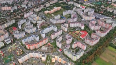 Şehir manzarası. Kentsel arka planda modern tasarım gökdelenleri. Kasabada çok katlı yeni binalar. Yukarıdan görüntüle.