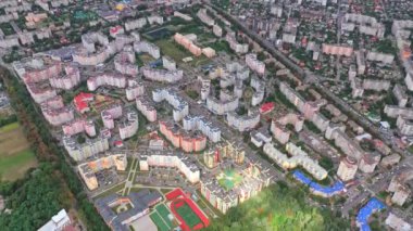 Yeşil bitkileri olan şehir manzarası. Modern şehir bölgesinde yeni bir yerleşim yerinin yüksek katlı evleri. Hava görünümü.