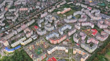 Kentsel arka planda çağdaş yüksek binalar. Modern bölgedeki vatandaşlar için konutlar. Hava görünümü.