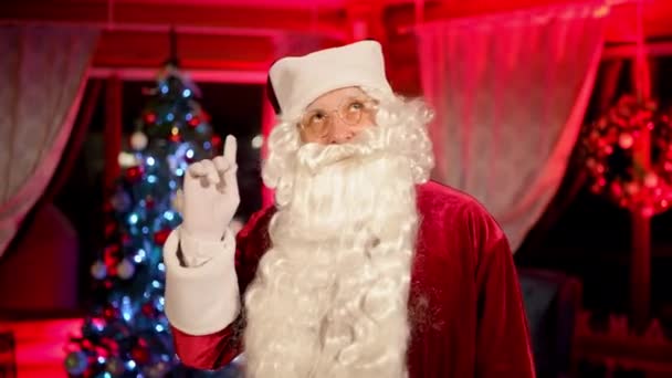 Drinnen Lächelt Der Weihnachtsmann Die Kamera Porträt Eines Echten Weihnachtsmannes — Stockvideo
