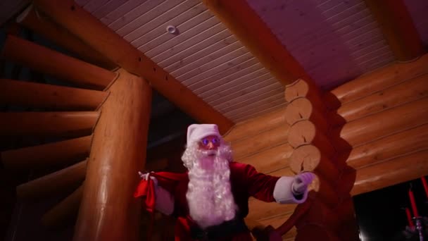 Noel Baba Sessizce Eve Girer Noel Arifesinde Ahşap Evde Dolaşan — Stok video