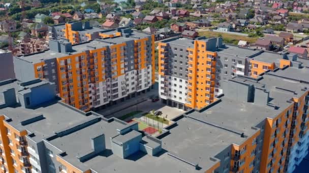 新しい街の建築 住宅街並み構造について 都市の住民のためのカラフルな高層ビルの近代的な複合体 エアリアルビュー — ストック動画