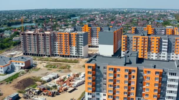 Nuevo Complejo Ciudad Edificios Apartamentos Urbanos Altos Con Paredes Coloridas — Vídeos de Stock
