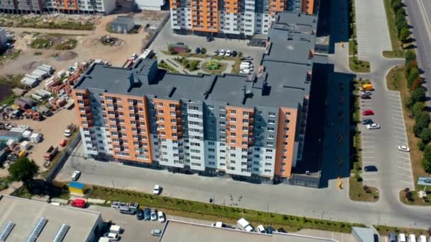 新しい近代的なアパートの建物 市内の複数の建築物 新しい都市住宅 フラットの住宅ブロック 空からの眺め トップダウン — ストック動画