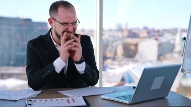 オフィスのクレイジーな起業家 マインドビジネスマンは ラップトップに素早く入力します ラップトップの前にテーブルに座っているスーツの面白い男 — ストック動画