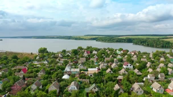 Yazın Nehir Kenarındaki Kırsal Bölgede Doğa Arka Planında Köy Evlerinin — Stok video