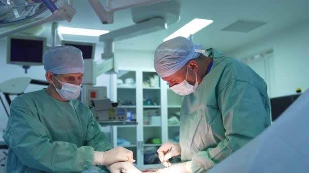 Médico Asistente Durante Cirugía Plástica Los Cirujanos Profesionales Realizan Liposucción — Vídeo de stock