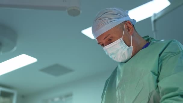 Хирург Делает Липосакцию Пациента Медицинской Клинике Врач Выполняет Пластическую Операцию — стоковое видео