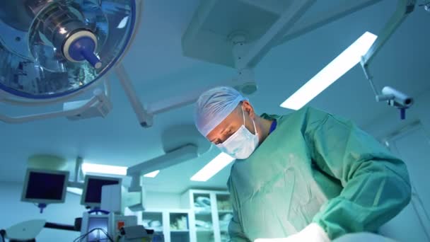 Chirurgia Plastyczna Nowoczesnej Szpitalnej Sali Operacyjnej Lekarz Masce Wykonujący Zabieg — Wideo stockowe