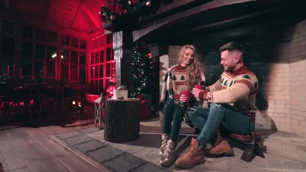 Mutlu Genç Çift Evde Noel Süveteri Giyiyor Yakışıklı Bir Adam — Stok video